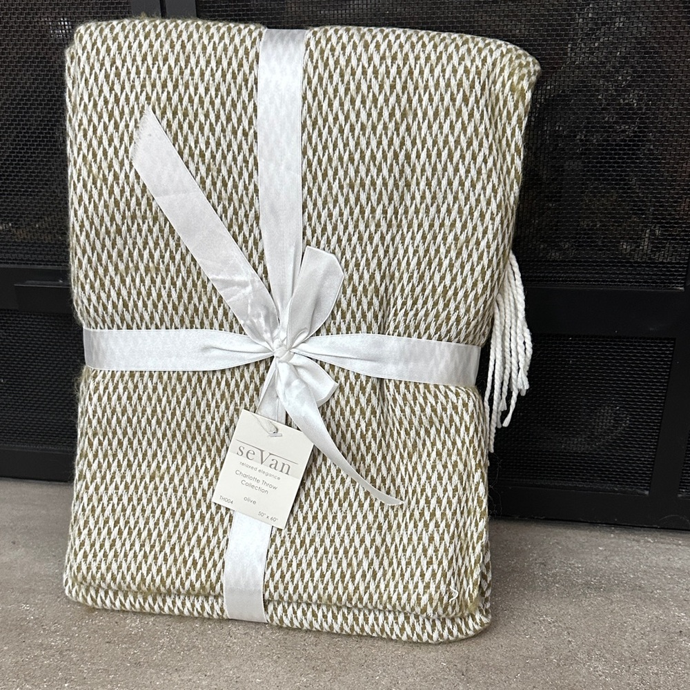 SeVan Charlotte Woven Throw Blanket Olive 50” x 60” New With Tags